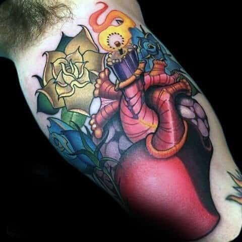 Tatuagem colorida masculina coração com flores