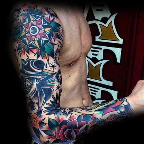 Tatuagem colorida masculina grande no braço