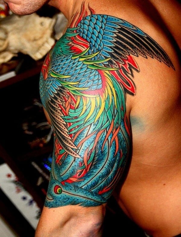 Tatuagem colorida masculina no ombro