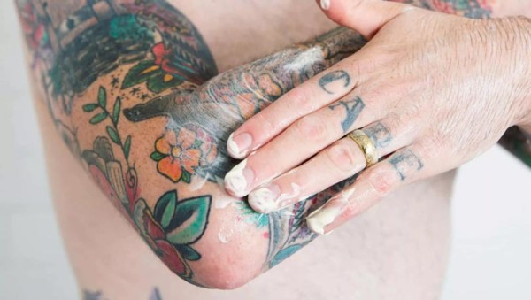 Tatuagem coçando use pomadas recomendada pelos profissionais