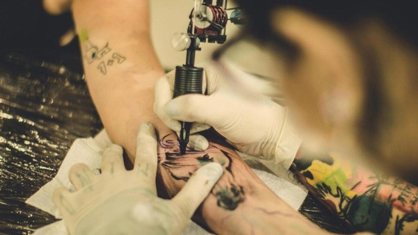 Tatuagem coçando É normal? + O que fazer e como aliviar!
