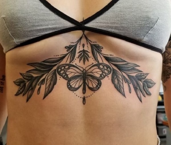 Tatuagem de Mariposa na barriga