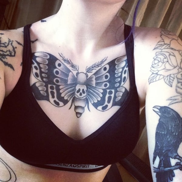 Tatuagem de Mariposa no busto