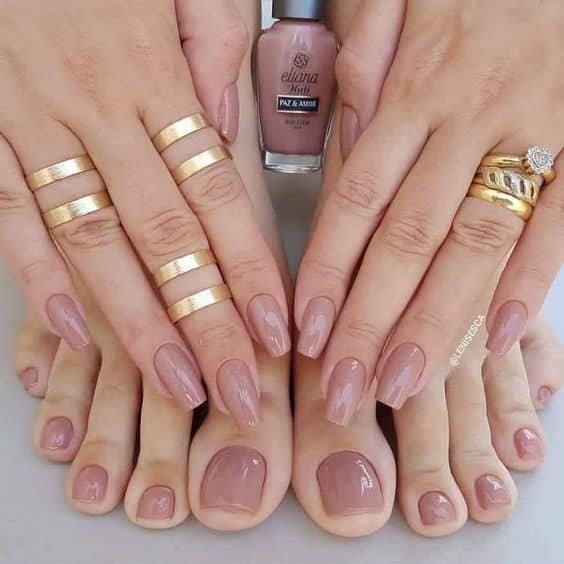 Unhas das mães e pés com cor nude da Eliana