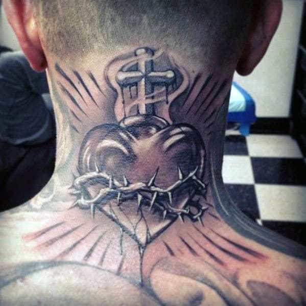 cruz e coração tatuados na nuca