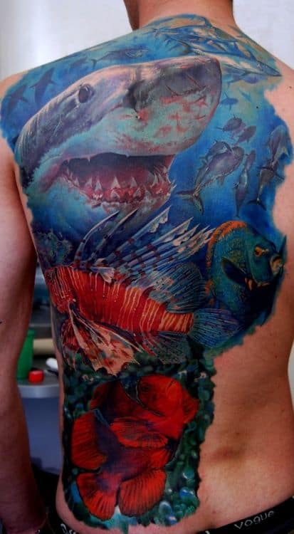 grande tatuagem fundo do mar nas costas