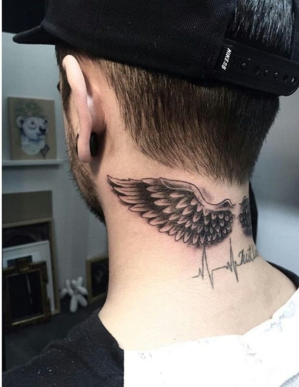 ideia de tatuagem de asas na nuca