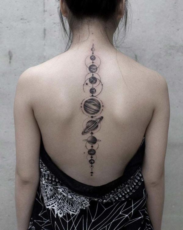 sistema solar tatuado na coluna