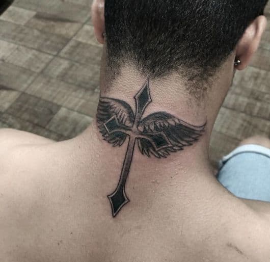 tatuagem de asas na nuca com cruz