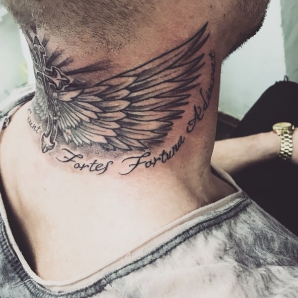 tatuagem de asas na nuca com frase