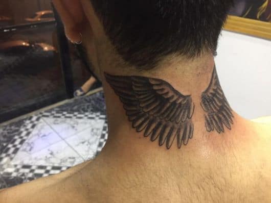 tatuagem de asas na nuca grande