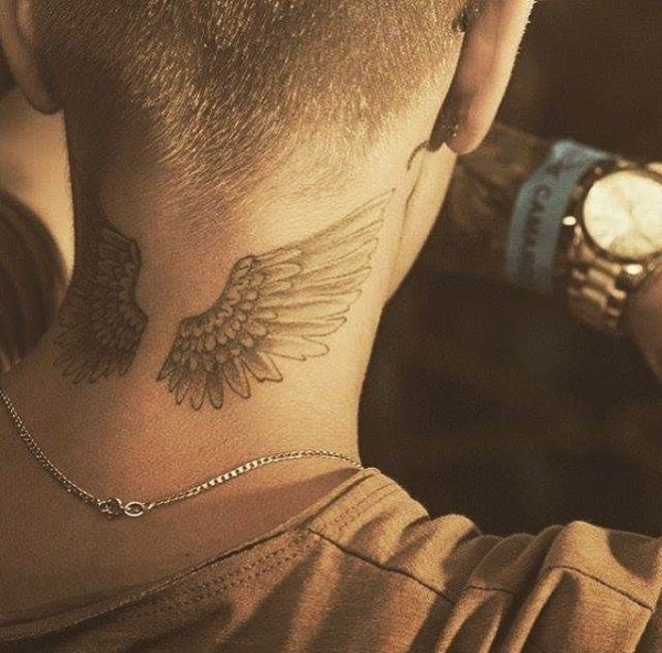tatuagem de asas na nuca simples