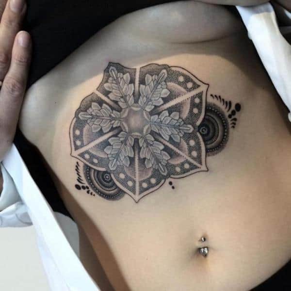tatuagem de mandala indiana na barriga