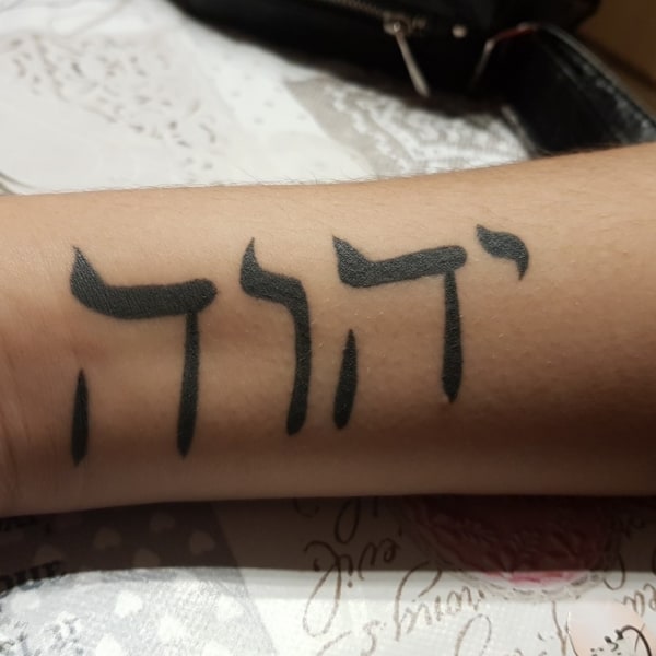 tatuagem em hebraico grande