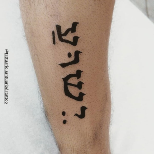 tatuagem em hebraico no braço