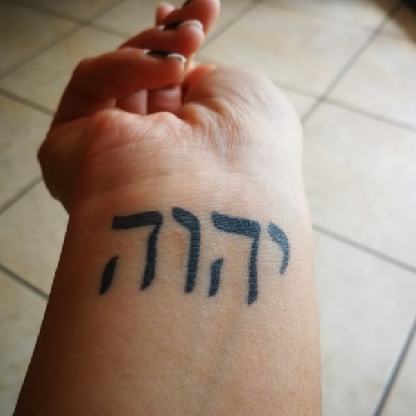 tatuagem em hebraico no pulso