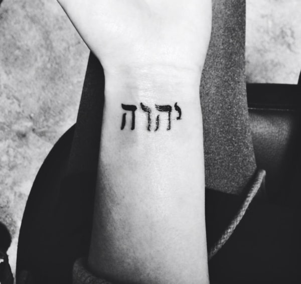 tatuagem em hebraico simples
