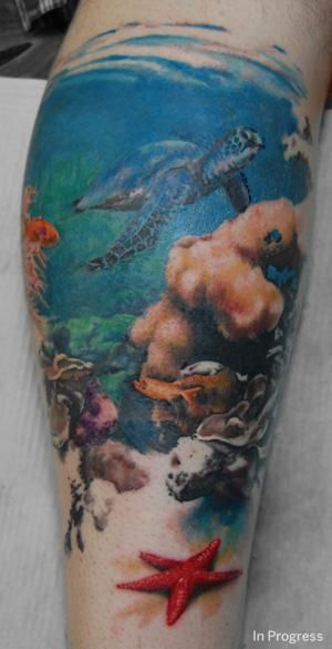 tatuagem fundo do mar na perna colorida