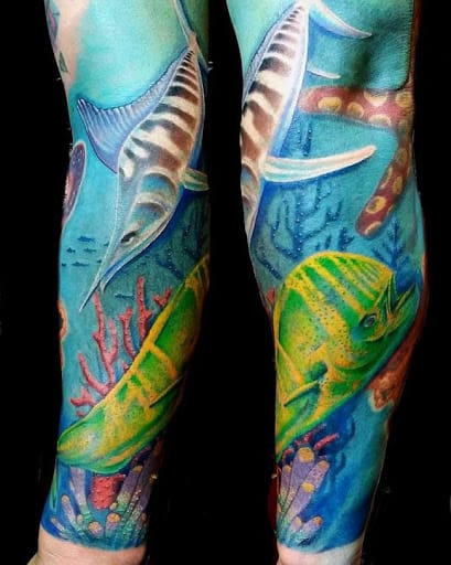 tatuagem fundo do mar na perna grande