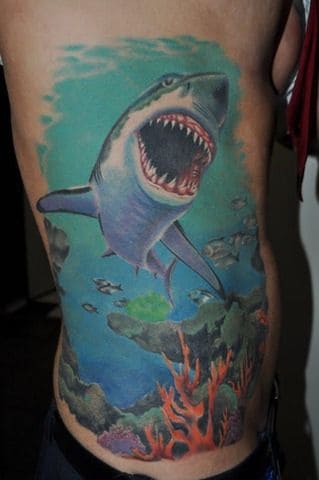 tatuagem fundo do mar nas costas com tubarão