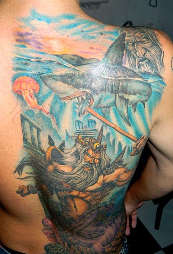 tatuagem fundo do mar nas costas masculina