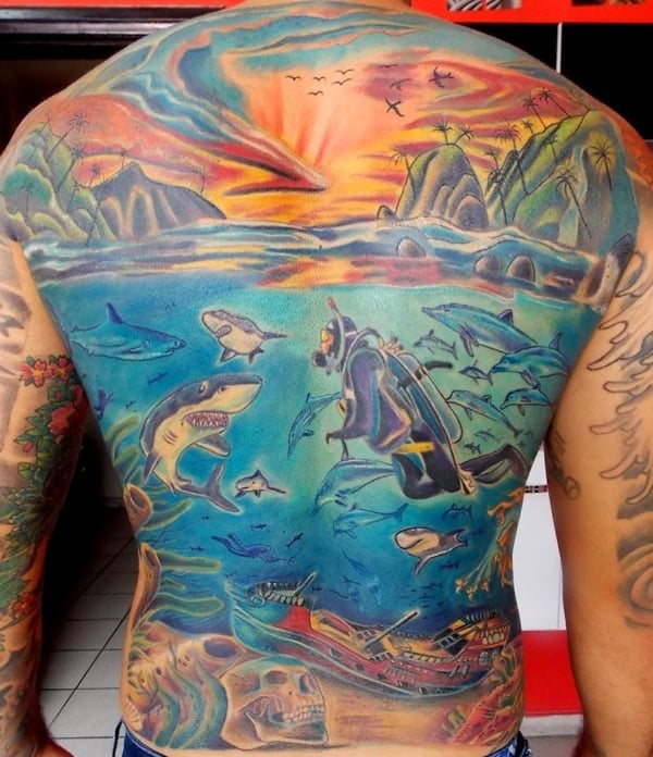 tatuagem fundo do mar nas costas
