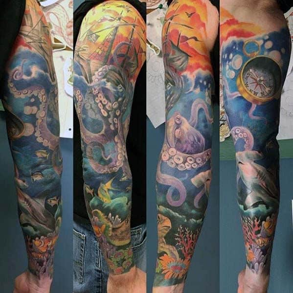 tatuagem fundo do mar no braço colorida