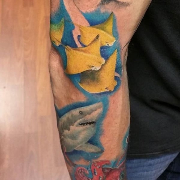 tatuagem fundo do mar no braço pequena
