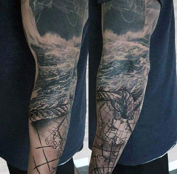 tatuagem fundo do mar no braço preta