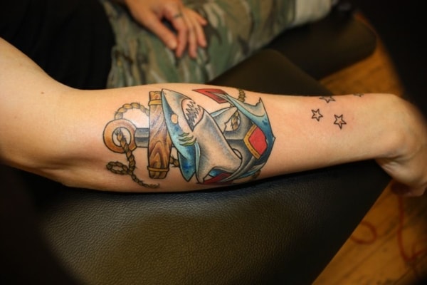 tatuagem fundo do mar no braço simples