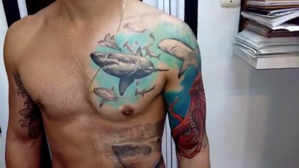tatuagem fundo do mar realista no peito