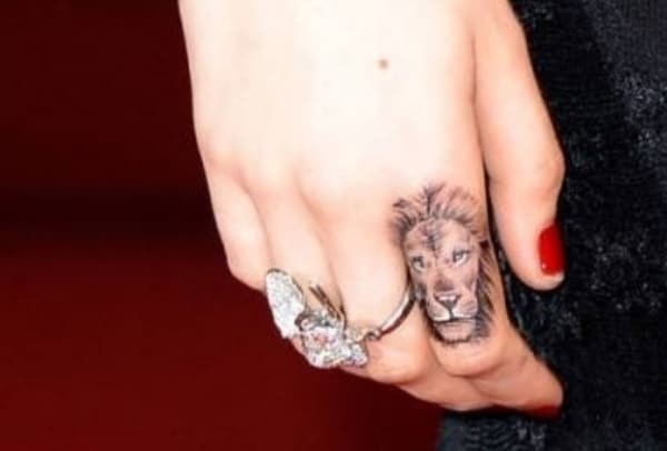 tatuagem leão no dedo 66