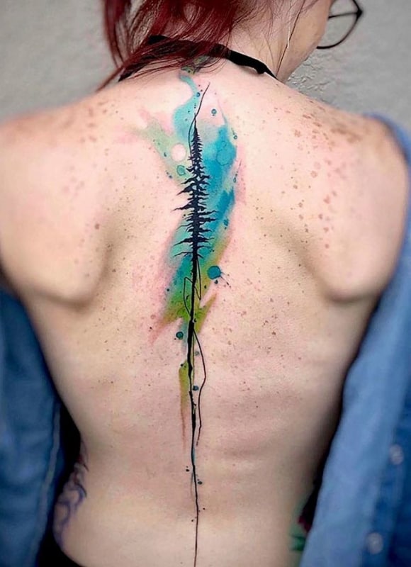 tatuagem na coluna aquarela