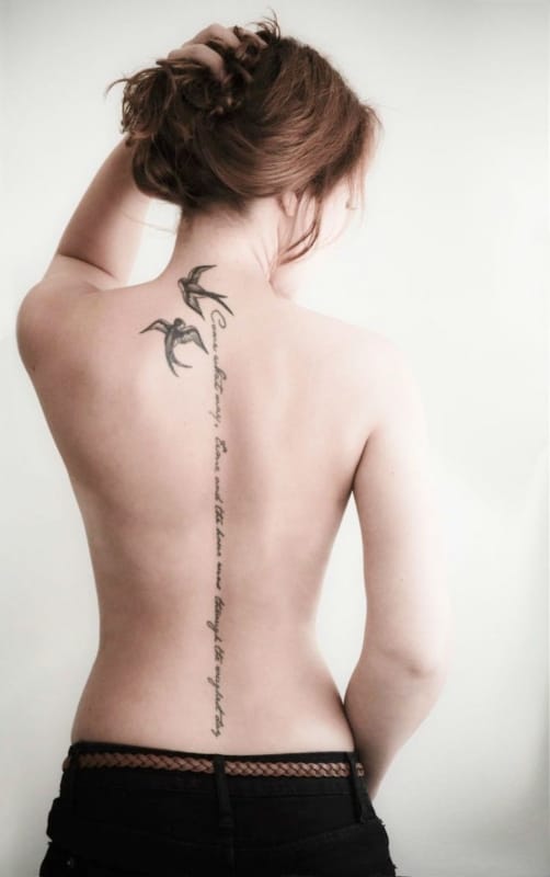 tatuagem na coluna com passaros