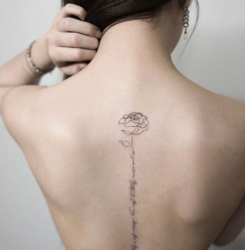 tatuagem na coluna rosa
