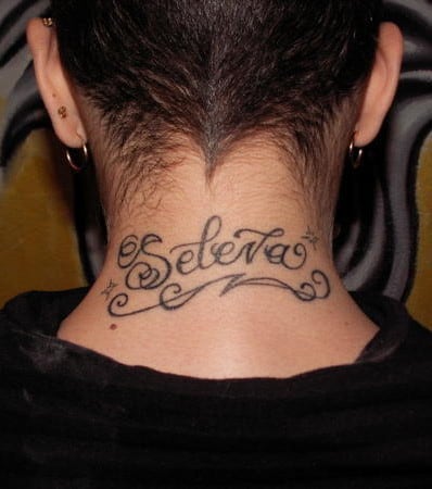 tatuagem na nuca escrita com nome