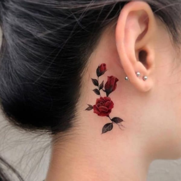 tatuagem rosas atrás da orelha 69
