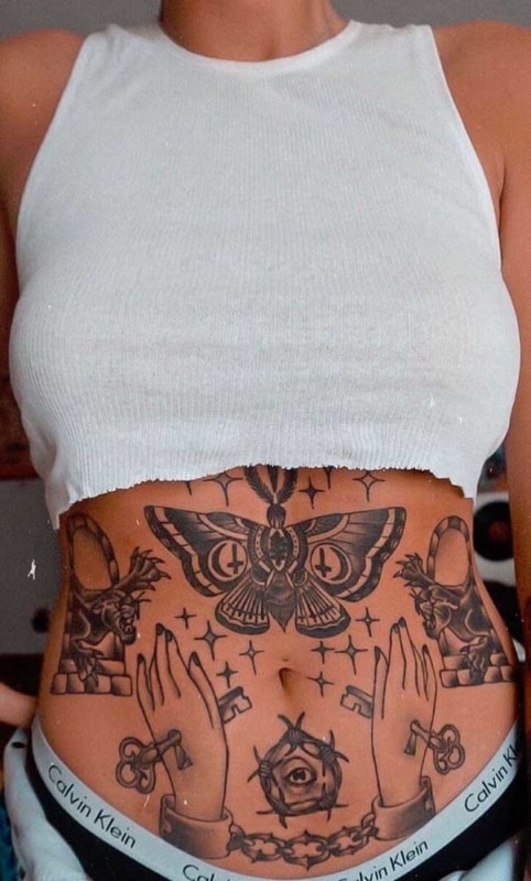 várias tattos inclusive borboleta