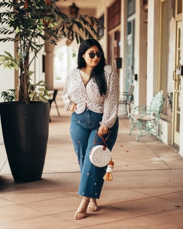 look casual com bolsa branca redonda com alça de couro