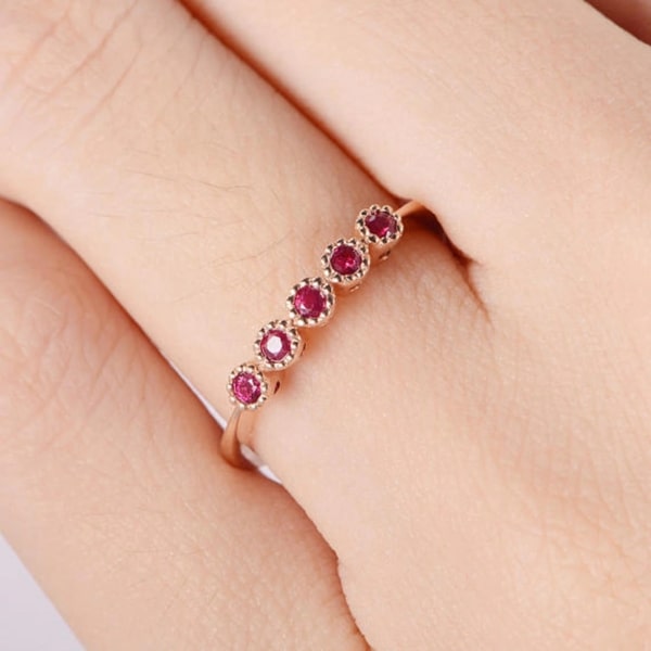 anel delicado de ouro rosé com rubi
