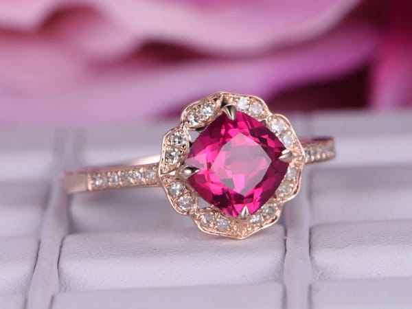 anel luxuoso em ouro rosé com rubi e diamantes