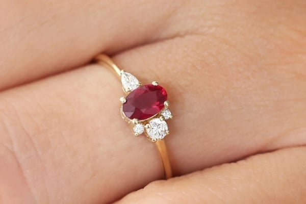 anel de rubi com diamantes