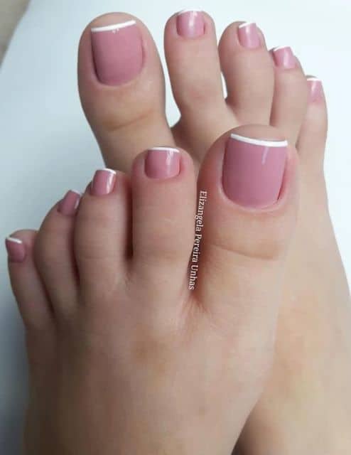 unhas do pé decoradas com francesinha em rosa e branco