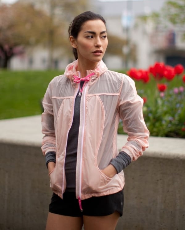 look esportivo com jaqueta rosa transparente