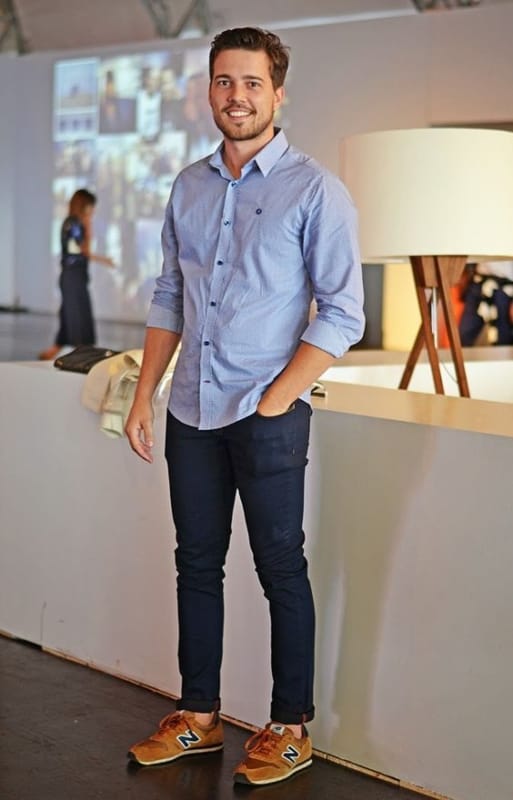 look masculino elegante e moderno com camisa social e calça jeans
