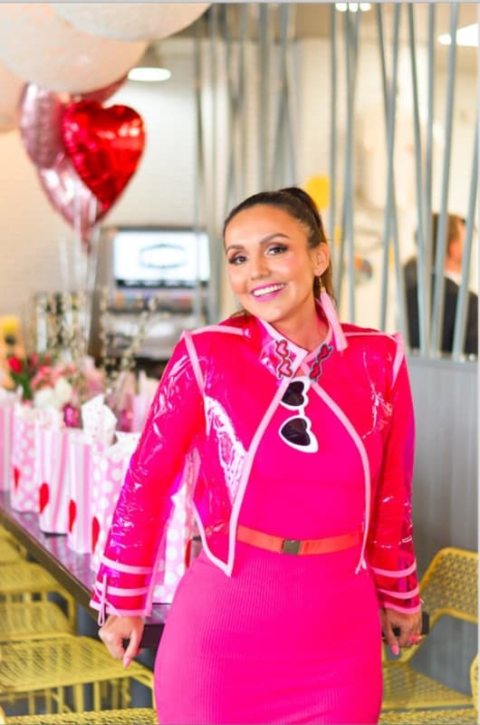 look com vestido neon e jaqueta rosa transparente