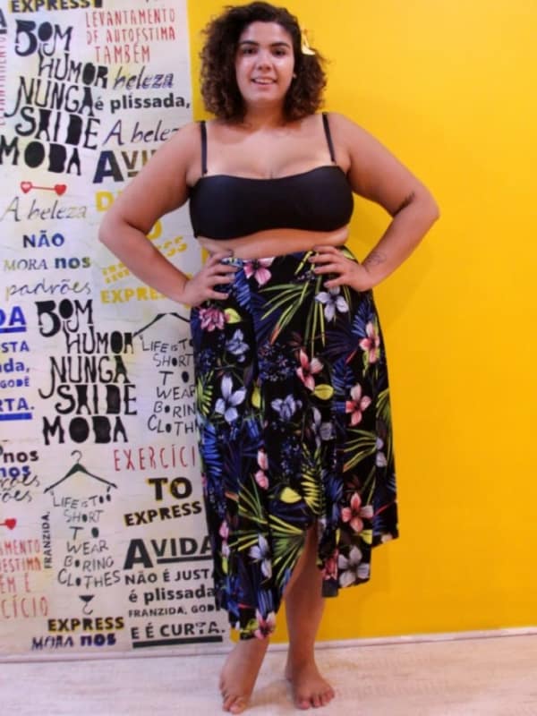 look plus size com saia pareô floral