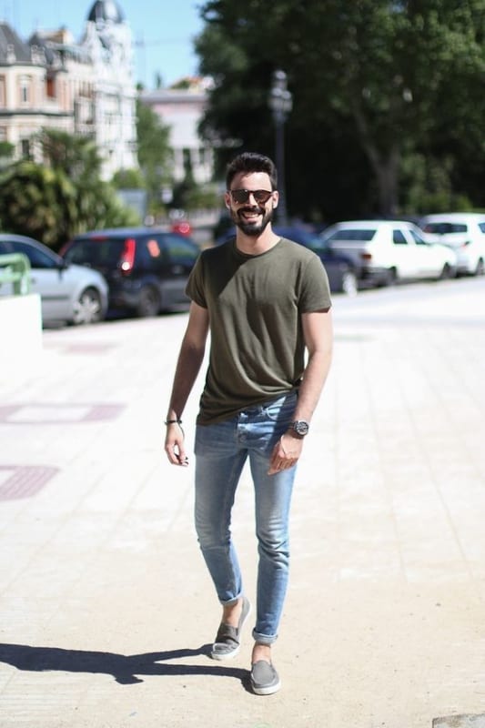 look masculino simples e moderno com calça jeans e camiseta