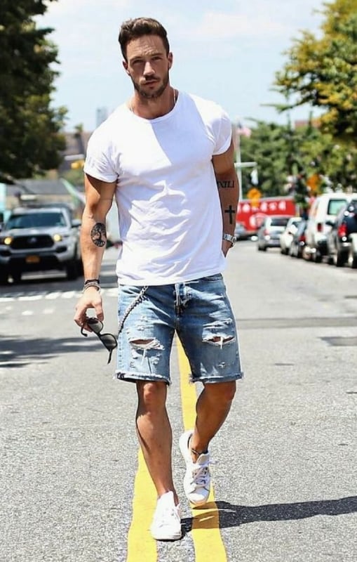 look masculino simples e moderno com bermuda jeans e camiseta