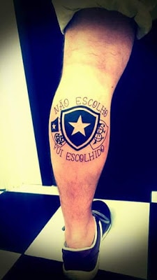 Botafogo tatuado na perna